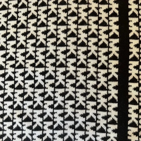 Micheal Kors scarf. - Picture 2 of 2
